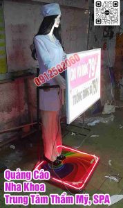 Manocanh bác sỹ lắc lắc bảng hiệu
