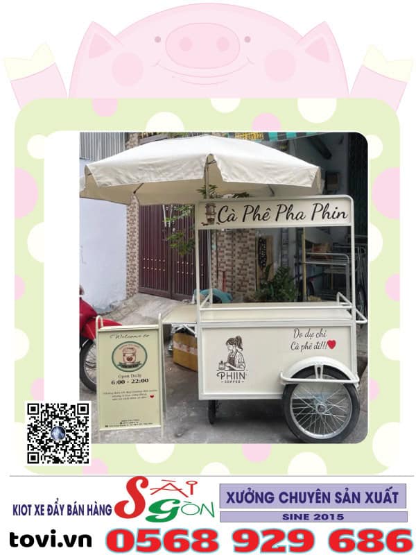xe bán đồ ăn vặt có mái che.